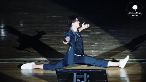 哈哈哈哈哈哈博豪又劈叉了,裤子都要劈坏了