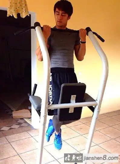 蒋劲夫微博秀肌肉晒冬泳视频