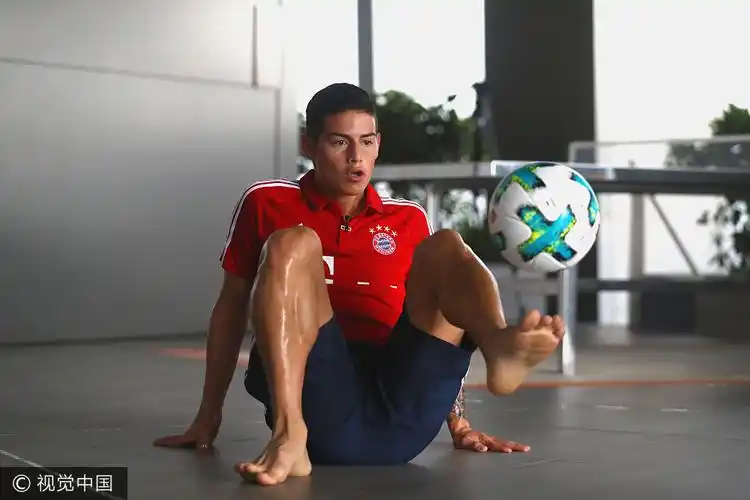 j罗未受离婚影响赤脚秀颠球笑容好灿烂