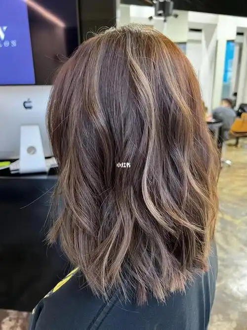 亚麻青棕挑染发色