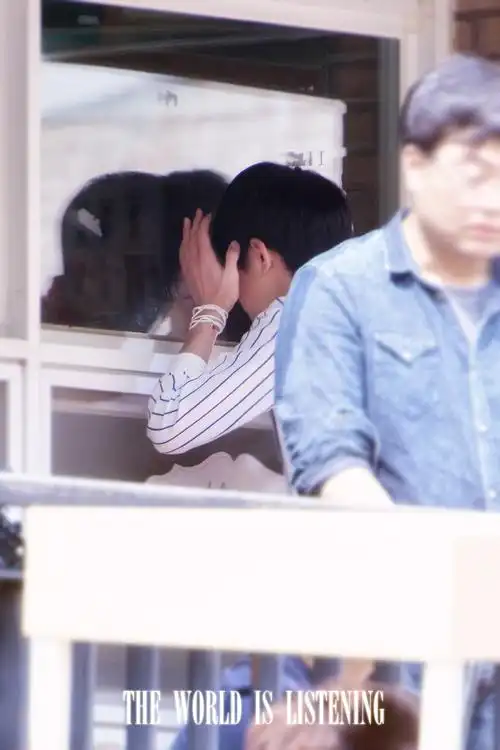 易烊千玺,照镜子呢~ 出处见logo