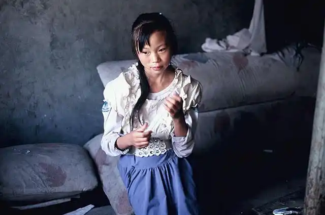 2012年2月17日,河南省省安阳市安阳县,一家托管班中,三名女孩在相互扎