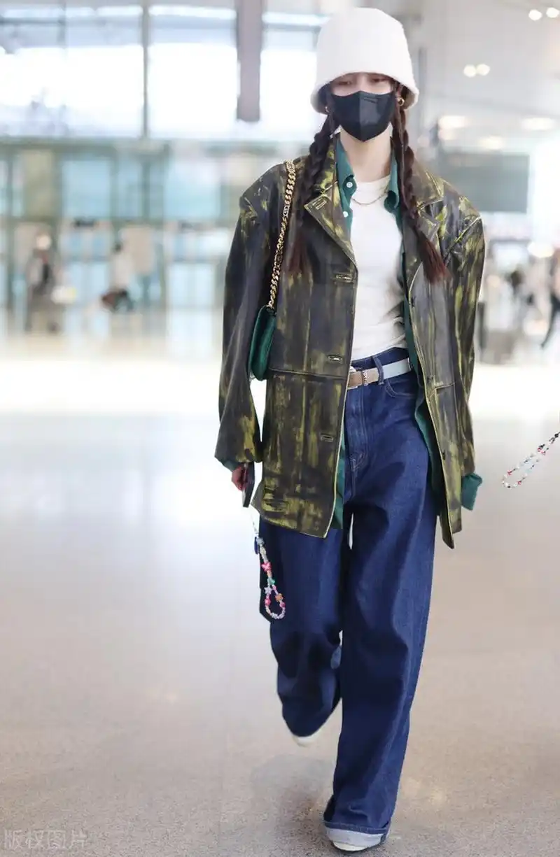 宋妍霏机场街拍,复古做旧皮西装搭配白色t恤,阔腿裤麻花辫复古时髦!