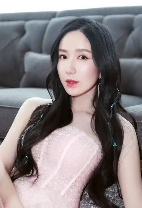 娄艺潇优雅甜美写真图片