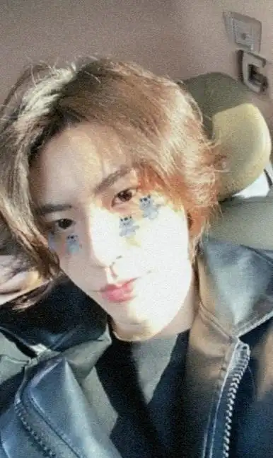 小鬼王琳凯ins更新四张自拍怦然心动妥妥的男高!