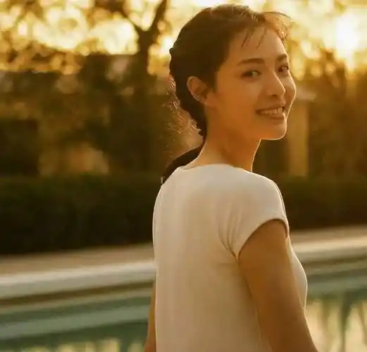 是17年冯小刚导演主导的电影《芳华》,才让大家真正的认识到她,钟楚曦