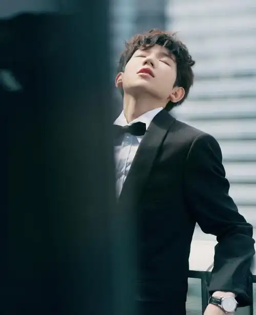 王源黑色西服写真