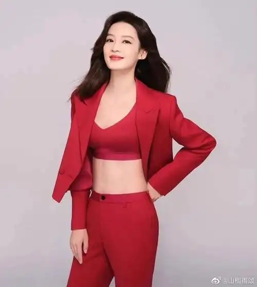 李沁薄纱搭配紧身内衣真迷人身材凹凸有致韵味十足