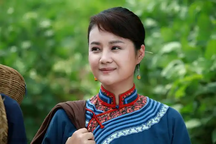 51岁茹萍近况:一婚嫁大18岁老公,二婚带着7岁女儿嫁刘之冰