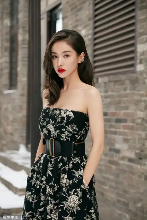 组图:王子文平遥影展活动造型写真曝光 黑裙红唇明艳动人_高清图集