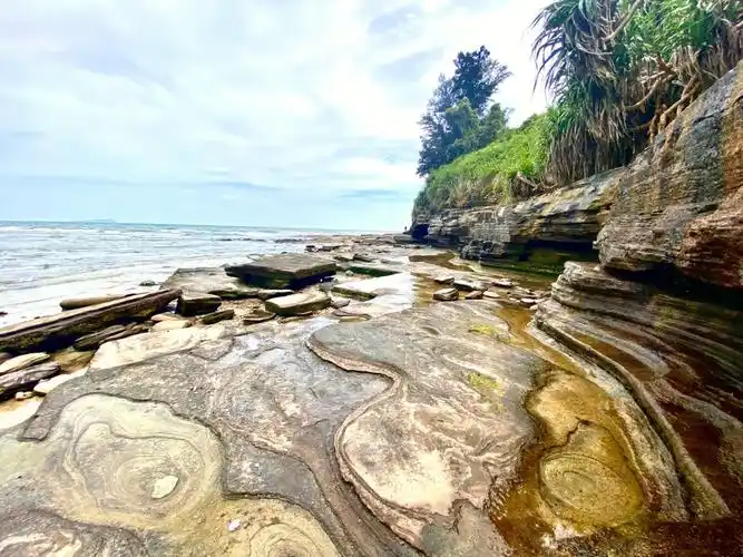 涠洲岛五彩滩贝壳沙滩