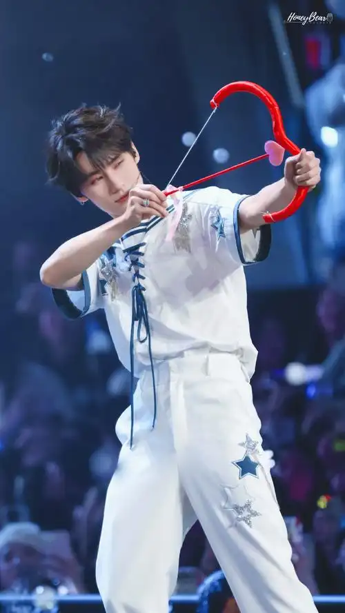 张真源背吉他打碟##张真源奔跑吧