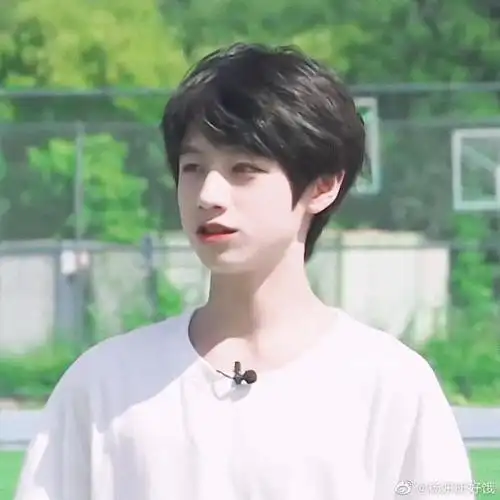 朱志鑫,就读于复旦大学医学系,大二学生,公认的校草,但干净得很,从没