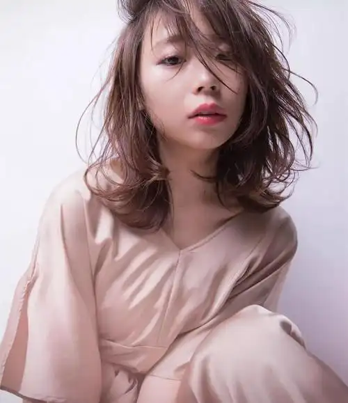 齐肩凌乱感卷发图片,卷发图片,发型图片