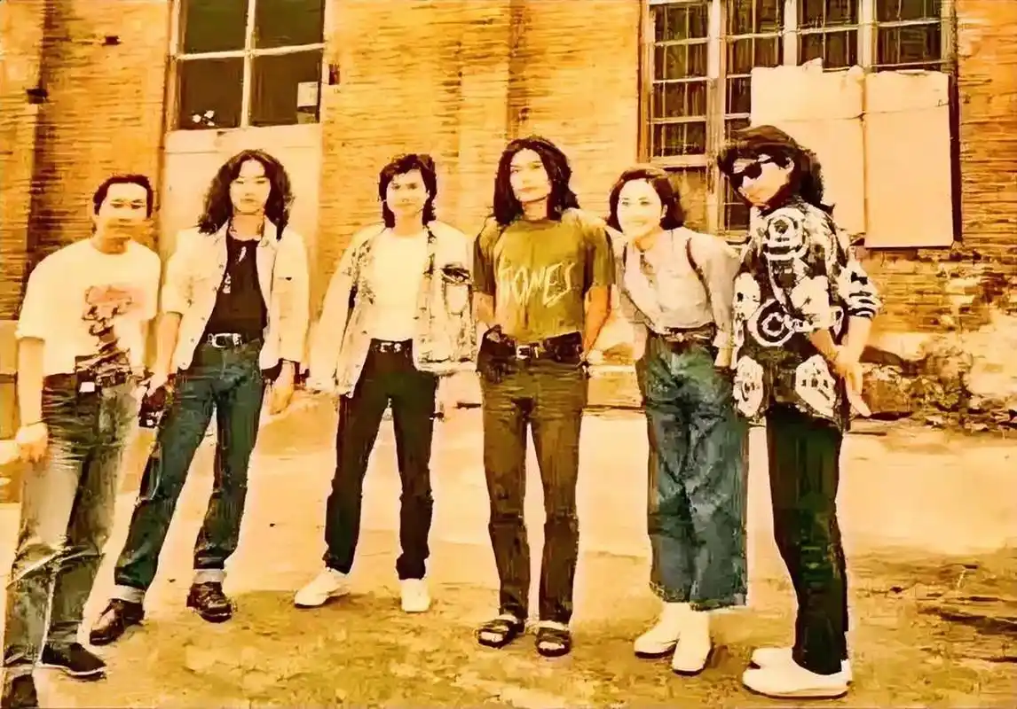 左二留着长发的是窦唯,那时候的窦唯很帅很酷,难怪王菲会为他着迷.