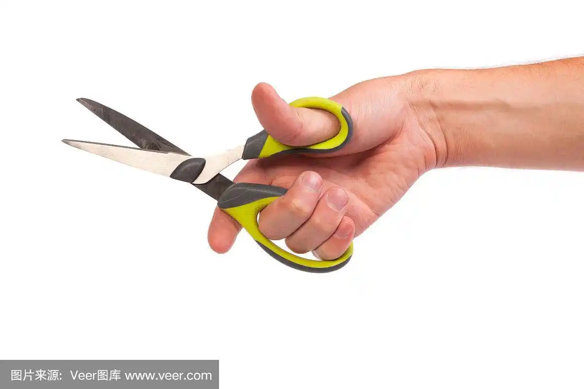 手握剪刀孤立