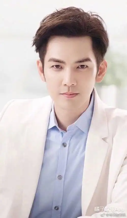 钟汉良罕见晒自拍,素颜皮肤这么好,身为女生的我们可咋办啊