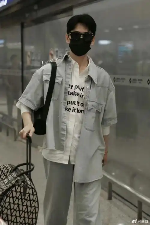 杨洋白衬衫牛仔套装机场造型##杨洋