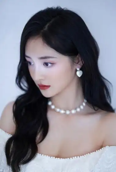 周洁琼白色裹胸裙性感写真图片(9张)