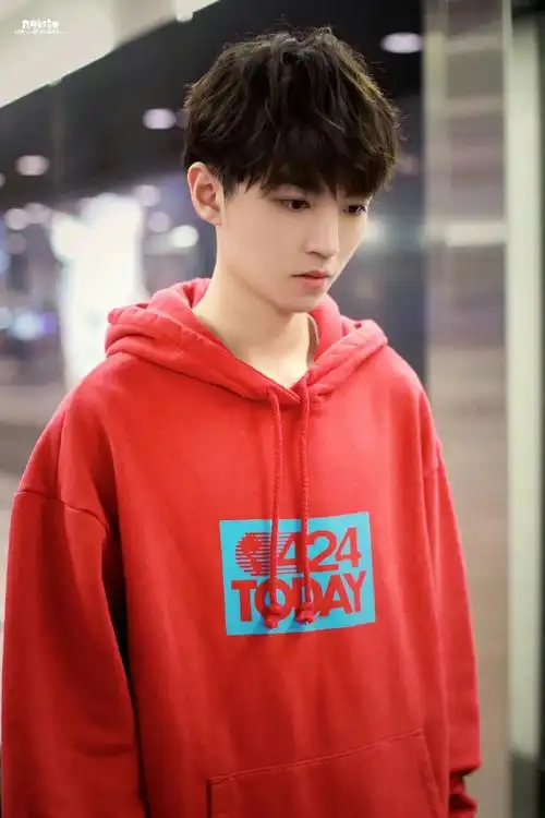 美貌的红卫衣小俊,可可爱爱的小卷毛是我永远的心头痣@tfboys-王俊凯