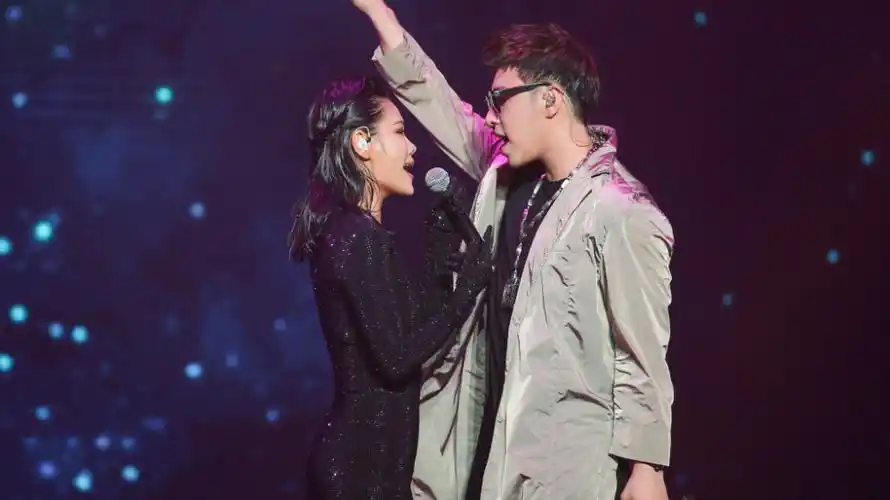 潘玮柏世界巡演上海站万人开唱 与袁娅维合体首唱新单《moonlight》