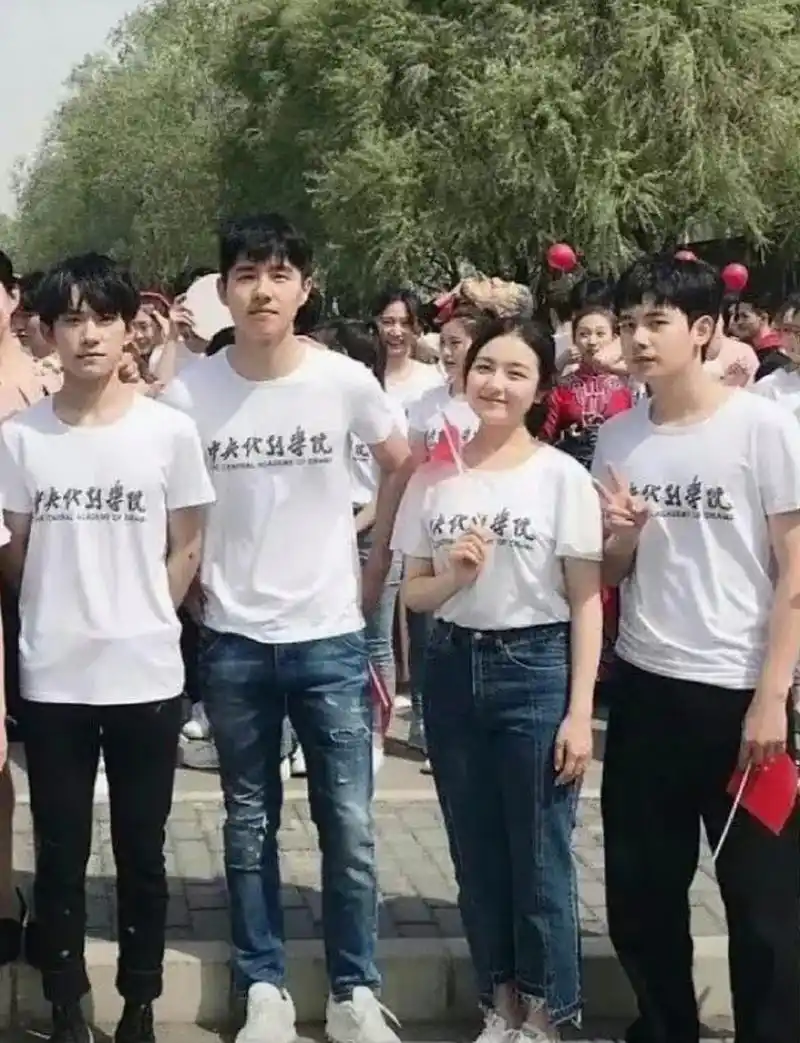 易烊千玺,刘昊然,胡先煦,李兰迪这张北电合影,还真是素人开会