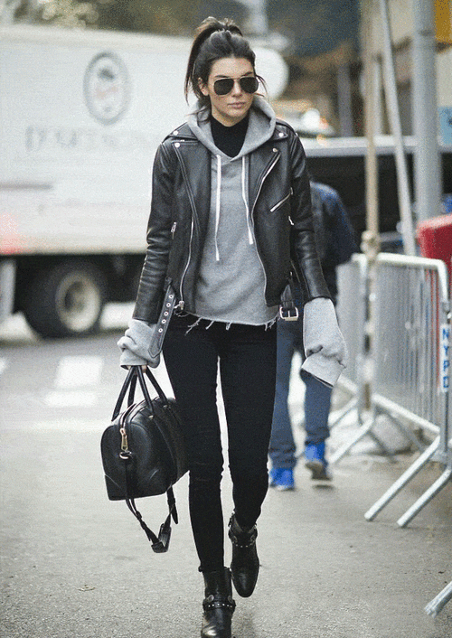 如果说短款皮衣太有个性那不妨试试长款的皮衣吧搭配卫衣能穿出不