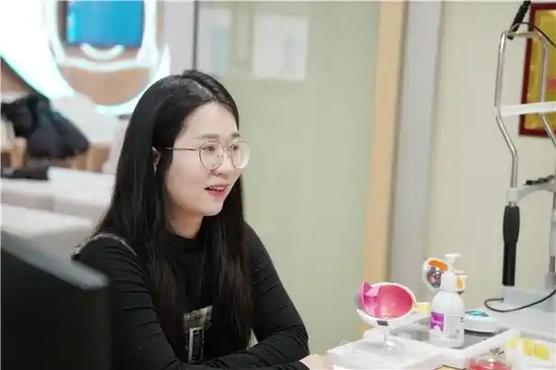 吃货离不开美食近视离不开眼镜"清楚的记得有次上课,是数学课,老师叫