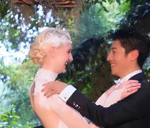 撒贝宁携妻子参加外甥婚礼坐高铁一脸疲态李白高铁看书好优雅