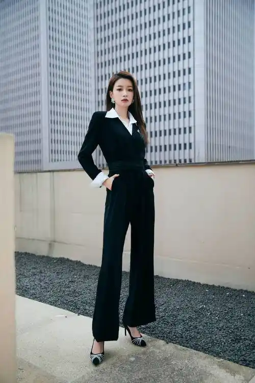 孙怡身穿黑色紧身西装搭配白色复古衬衫尽显优雅
