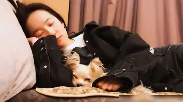 明星睡姿千奇百怪,杨颖毁形象,千玺王俊凯太可爱,但我最服吴昕