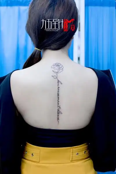 后背脊柱玫瑰线条纹身