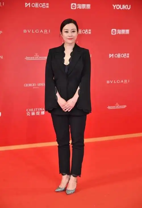 郝蕾身材有多丰腴150斤体重穿薄纱裙太勾人46岁别有韵味