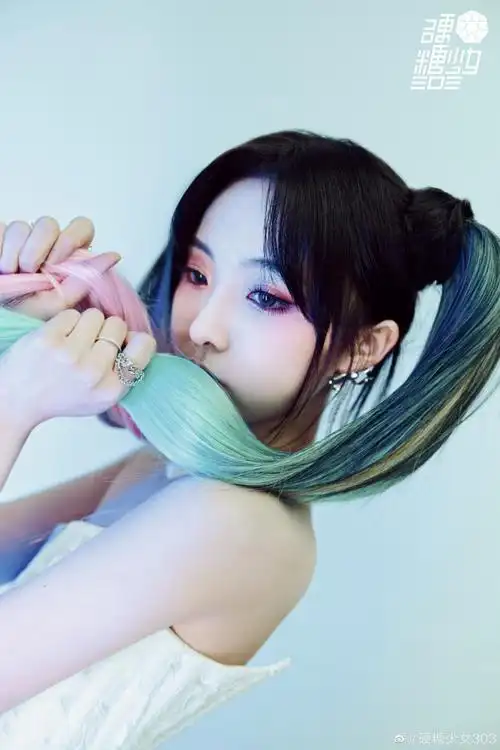 硬糖少女303超话96#郑乃馨冷感科幻氛围大片##郑乃馨双马尾虚拟舞台