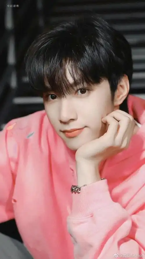 刘耀文户外四连拍#@时代少年团-刘耀文好适合粉色,粉粉嫩嫩的好可