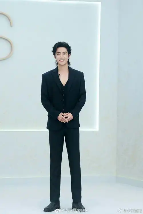 肖战黑色西装深v造型
