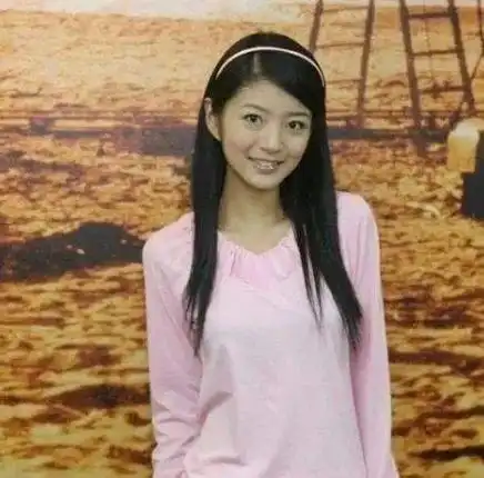 跟不少大人物,三教九流,都有来往,人脉复杂;以至于安以轩刚出道,就被