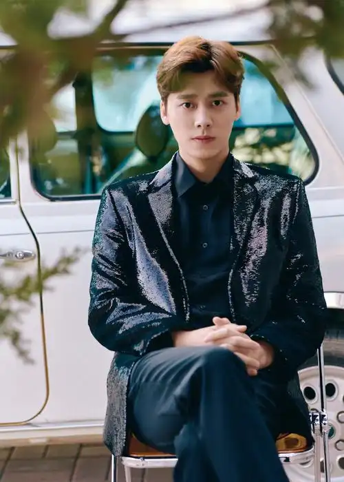 李易峰一套黑色系造型穿着prada亮片西服搭配黑衬衫