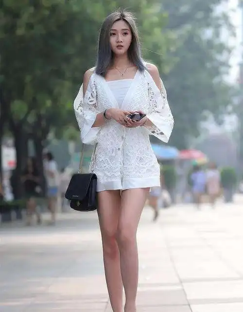 美女秀色可餐,大长腿难以忘怀,网友:真的好诱惑!