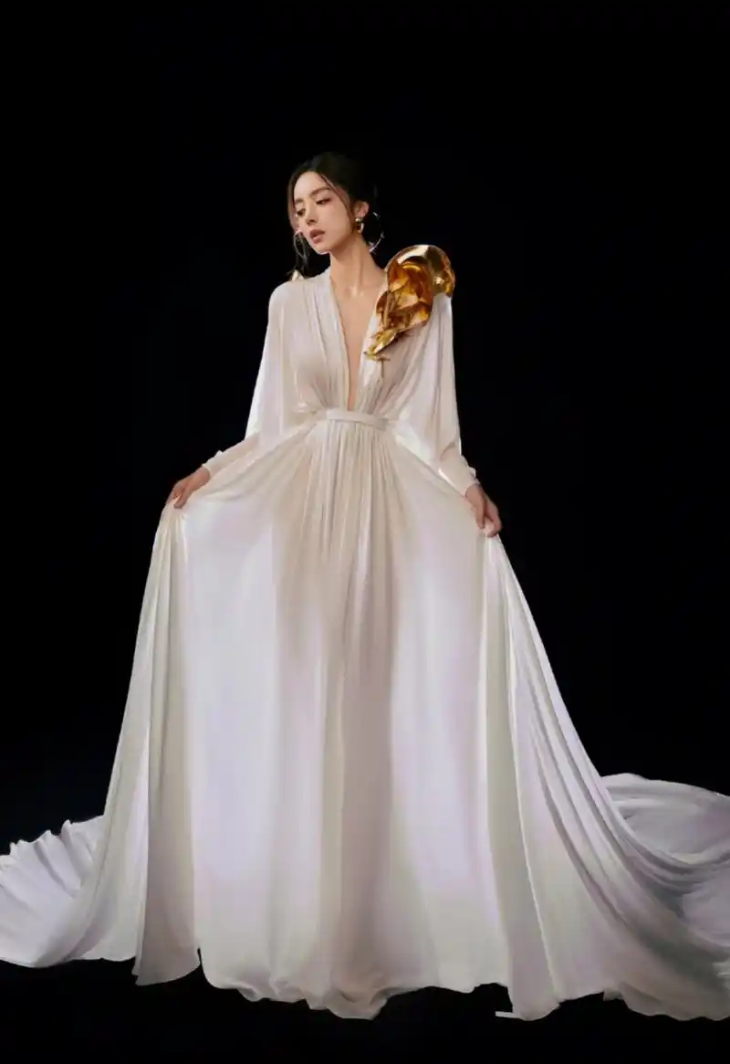 古力娜扎深v睡衣写真,这透明长裙充满了诱惑力,迷人至极!