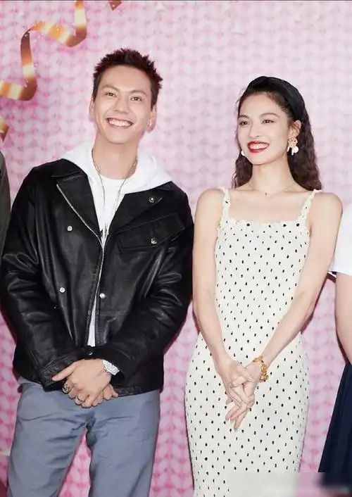 陈伟霆和钟楚曦在《宠爱》陪你跨年,要和爱的人一起去看哦!