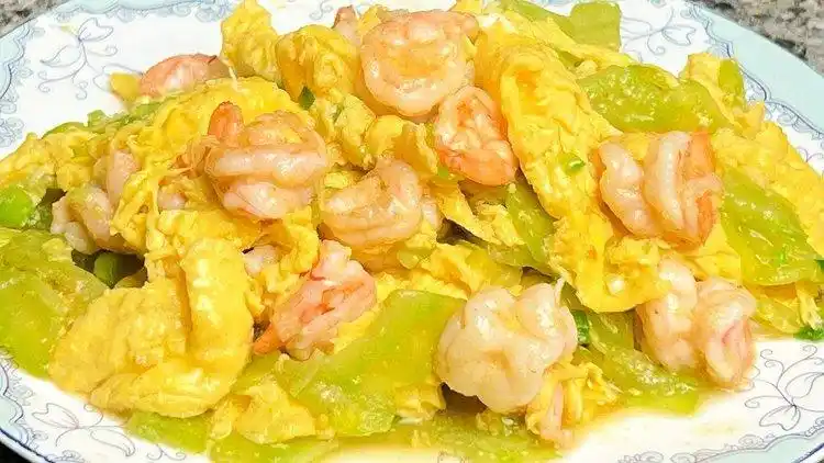 虾仁苦瓜炒鸡蛋,出锅滑嫩鲜香,营养美味,大人小孩都爱吃