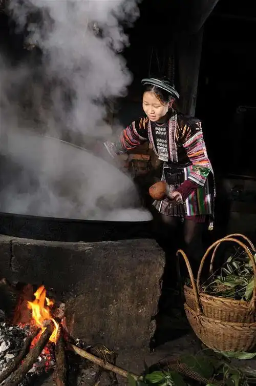 12月18日晚,贵州省从江县翠里瑶族壮族乡高华村村民为洗瑶乡药浴的