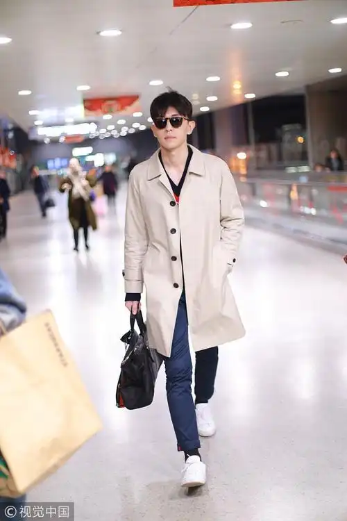 邓伦机场秀长腿变身"行走的画报" 贴心指路获粉丝热情送礼