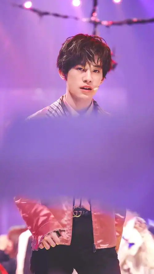 易烊千玺弟弟长开了太好看了