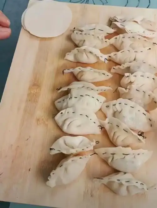 搞笑#是时候展现自己包饺子的绝技了