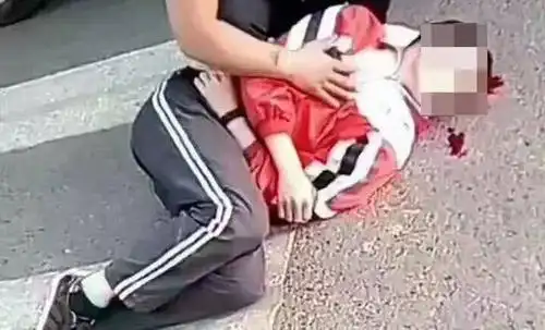 ▼▼▼证实孩子身上穿的校服不是迁西二中的,为此小编跟相关的学校