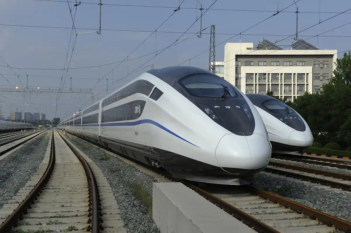 车头,作为高铁的"门面",不仅展示了高铁的魅力,更是科技与美学的完美