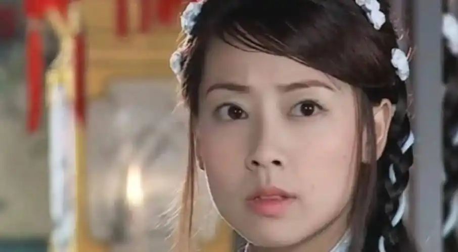 歌手出身的张茜,当年也是不少人心中的古装女神,她出演过《雪花女神龙