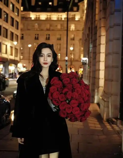 angelababy今天生日,晒出了生日玫瑰大片